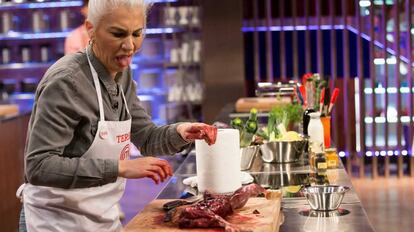 Teresa, concursante de 'MasterChef', trabaja en la cocina con una liebre tras despellejarla.