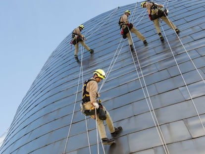 Los escaladores del Museo Guggenheim de Bilbao