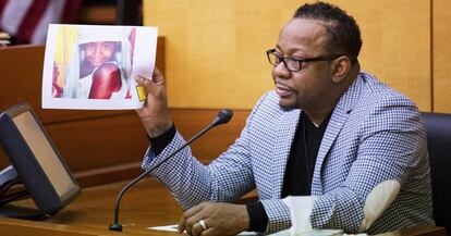 Bobby Brown sostiene una imagen de su hija Bobbi Kristina Brown, durante el juicio contra Nick Gordon, en Atlanta.