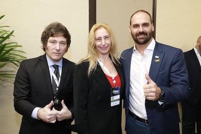 El diputado argentino Javier Milei junto a su hermana Karina y Eduardo Bolsonaro, hijo del presidente brasileño, esta semana en São Paulo.