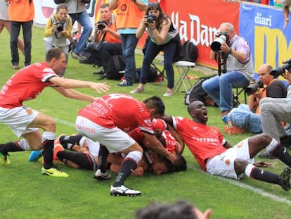 El equipo dirigido por Olsina consigue el ascenso a Segunda A al vencer al Nàstic en la prórroga.