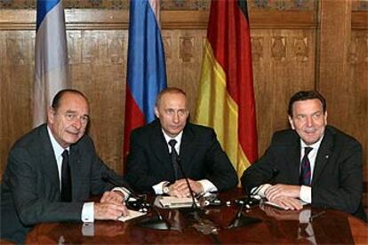De izquierda a derecha, Jaques Chirac, Vladímir Putin y Gerhard Schröder, ayer en San Petersburgo.