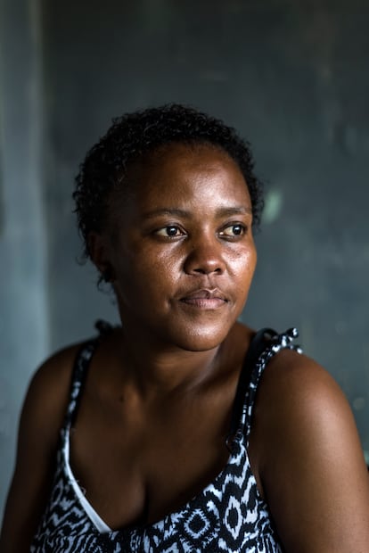 Nondumiso Ndlela, de 38 años, de Eshowe. VIH positiva desde 2002, ha luchado contra el estigma en una zona rural y ha tenido hijos que han 
nacido sin VIH.