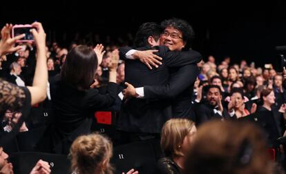 El director coreano Bong Joon-ho, felicitado por Song Kang-ho, el protagonista de su película, 'Parasite', con la que ganó la Palma de Oro.