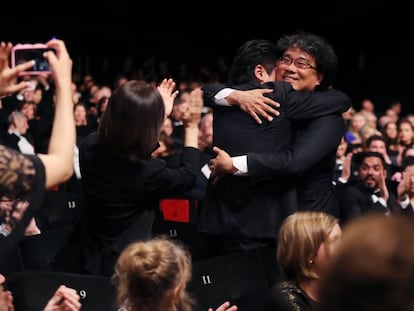 El director coreano Bong Joon-ho, felicitado por Song Kang-ho, el protagonista de su película, 'Parasite', con la que ganó la Palma de Oro.