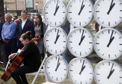  La escultura &#039;Prime time&#039;, y al lado miembros del Consell. 