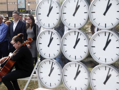  La escultura &#039;Prime time&#039;, y al lado miembros del Consell. 