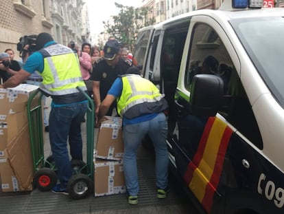 Agentes de la UDEF se llevan cajas de un registro en León.