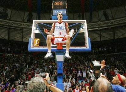 Pablo Prigioni, base del Tau, celebra en el pabellón Buesa Arena de Vitoria la conquista del título de Liga.