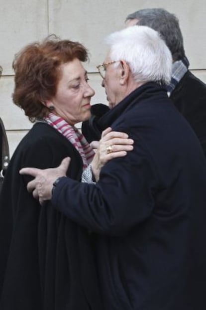 Rosa Sender recibe el consuelo de Raimon tras el funeral por Ana María Moix.