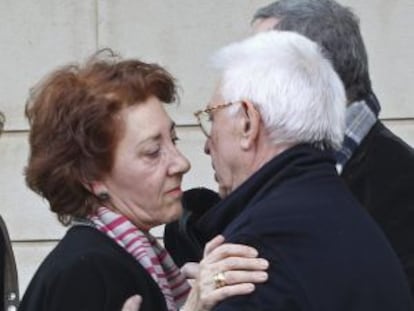 Rosa Sender recibe el consuelo de Raimon tras el funeral por Ana María Moix.