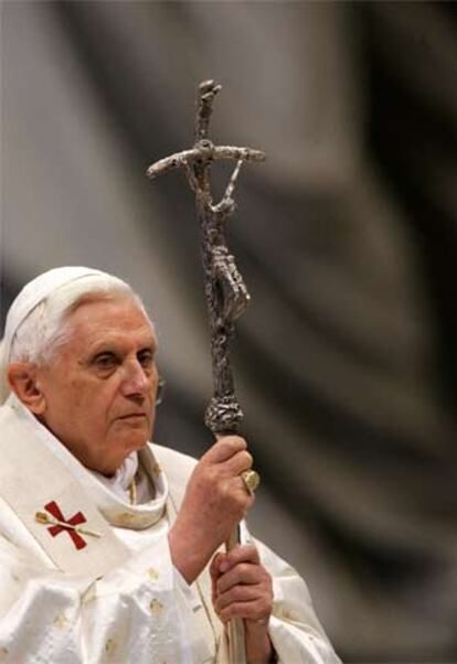 Benedicto XVI celebra una misa en San Pedro el 8 de diciembre.