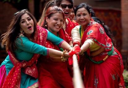 Las mujeres de la asociación sin ánimo de lucro Maiti Nepal, un centro de rehabilitación y orfanato para mujeres y niños afectados por el VIH y la trata, juegan durante una actividad para celebrar el festival Teej, en Katmandú, Nepal.