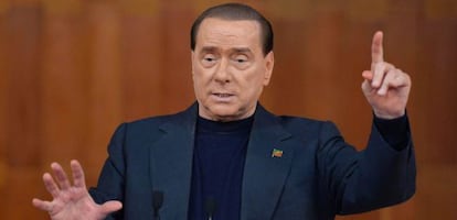 Silvio Berlusconi durante un discurso de campa&ntilde;a electoral de Forza Italia. 