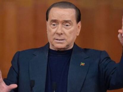 Silvio Berlusconi durante discurso da campanha eleitoral da Forza Italia.