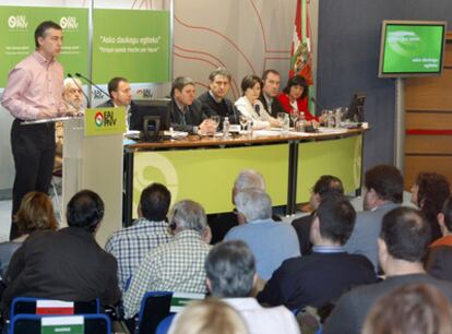El presidente del EBB, Iñigo Urkullu, se dirige a cargos y afiliados del PNV durante una asamblea en la sede de Sabin Etxea.