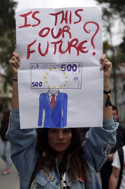 Una estudiante muestra una pancarta en contra de las condiciones del rescate pactado con Bruselas para salvar la economía de Chipre.