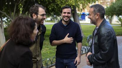 Alberto Garz&oacute;n, diputado de Unidad Popular- IU, en M&aacute;laga con cargos de su partido el pasado d&iacute;a 2.