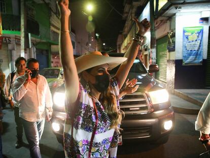 Evelyn Salgado, candidata a gobernadora en el estado de Guerrero, celebra con simpatizantes en Chilpancingo.