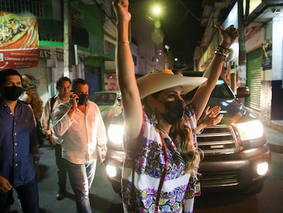 Evelyn Salgado, candidata a gobernadora en el estado de Guerrero, celebra con simpatizantes en Chilpancingo.