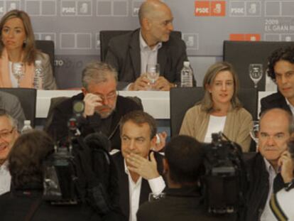 Rodríguez Zapatero, en primera fila entre José Blanco y Manuel Chaves, antes de comenzar la reunión del Comité Federal del PSOE. Detrás, Alfredo Pérez Rubalcaba, Carme Chacón, Rodolfo Ares y Pedro Zerolo, junto a otros dirigentes.