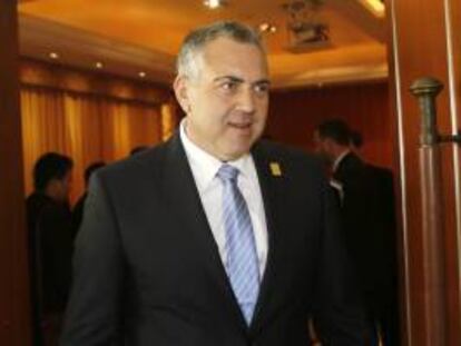 El secretario del Tesoro de Australia, Joe Hockey. declaró que el presupuesto nacional no alcanzará superávit durante los próximos diez años y señaló que el crecimiento económico de su país será de 2,5 por ciento para el año fiscal 2013-14.
EFE/Archivo