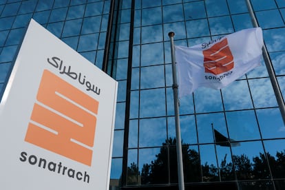 Logo de Sonatrach frente a la sede de la compañía en Argel, en 2019.