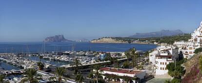 Vista del puerto de Moraira, con Calpe y el peñón de Ifach al fondo.