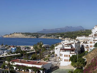 Vista del puerto de Moraira, con Calpe y el peñón de Ifach al fondo.