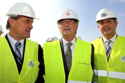 Artur Mas, Xavier Trias y Felip Puig visitan la construcción de una nave de contenedores en el puerto de Barcelona en 2011.
