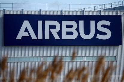 Logo de Airbus en sus instalaciones de Montoir-de-Bretagne, cerca de Saint-Nazaire (Francia).