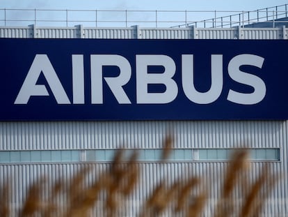 Logo de Airbus en la factoría de Montoir-de-Bretagne (Francia).