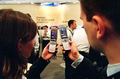 Curiosidad por los nuevos teléfonos móviles en un reciente congreso celebrado en Cannes.
