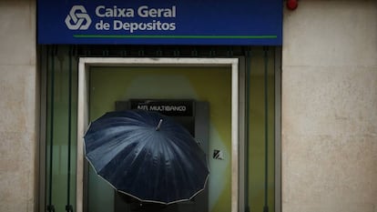 Un cajero elect&oacute;nico de la Caixa Geral de Depositos en el centro de Lisboa.
