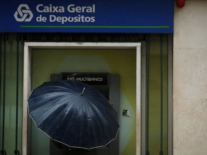 Un cajero elect&oacute;nico de la Caixa Geral de Depositos en el centro de Lisboa.