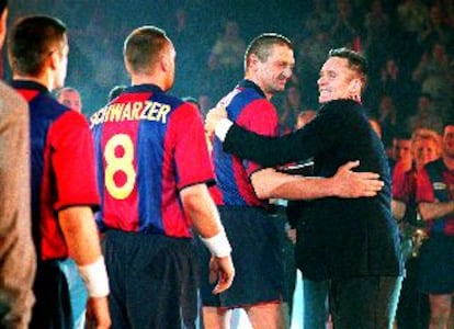 Urdangarín abraza a Chepkin durante su despedida ayer en el Palau Blaugrana.