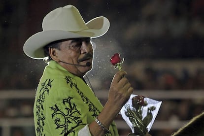 Joan Sebastian durante un concierto en 2014.