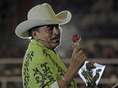 Joan Sebastian durante un concierto en 2014.