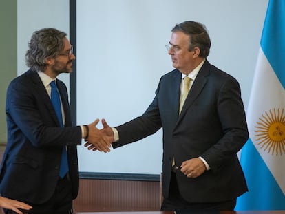 El canciller mexicano, Marcelo Ebrard, y su homólogo argentino, Santiago Andrés Cafiero, en Ciudad de México el 26 de mayo.