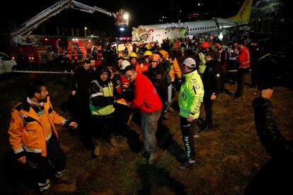 Los servicios de emergencia evacuan a un herido en el accidente. 