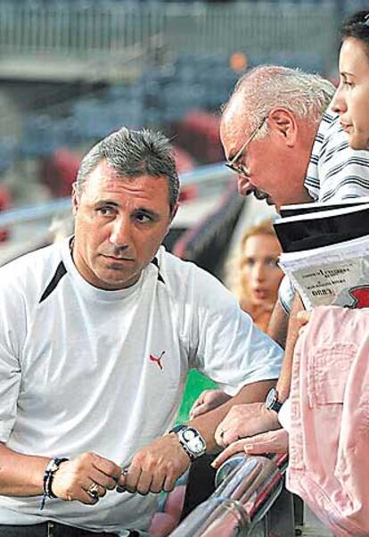 Hristo Stoichkov, en el Camp Nou ayer por la tarde.