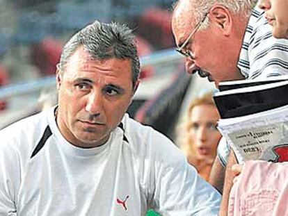 Hristo Stoichkov, en el Camp Nou ayer por la tarde.