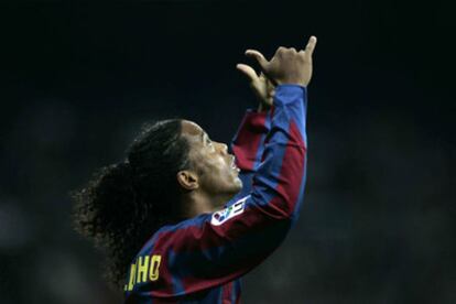 Ronaldinho celebra uno de sus goles.