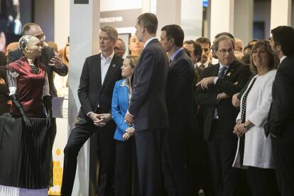 El rey Felipe VI, el presidente del Gobierno, Pedro Sánchez, y el entonces presidente de la Generalitat, Quim Torra, durante la presentación del Mobile World Congress en 2019.
