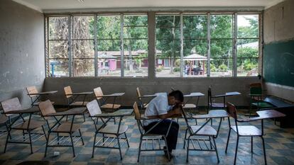 Un estudiante es su aula en Villanueva, Honduras.