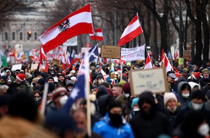 Manifestación, este sábado en Viena, contra las restricciones implantadas en Austria para frenar los contagios.