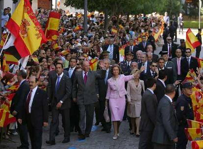 Don Juan Carlos y doña Sofía, junto a la ministra de Administraciones Públicas, Elena Salgado, se dirigen al Ayuntamiento de Ceuta.