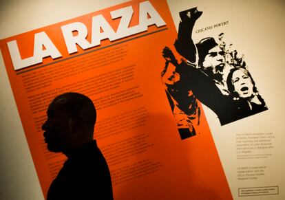 Un hombre pasa frente a la entrada del 50 aniversario de la publicación La Raza en el Museo Autry del Oeste Americano en Griffith Park, Los Ángeles, septiembre de 2017.