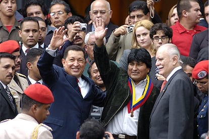 Hugo Chvez, a la izquierda, recibe al presidente boliviano, Evo Morales, a su llegada a Caracas.