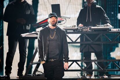¿Qué hacía Eminem en la gala de los Oscars de 2020? – Durante la última gala de los Goya muchos se preguntaron si estaban viendo los Grammy latinos. Desfilaron por allí Miguel Ríos, Alejandro Sanz, Amaral, Lola Índigo o Rigoberta Bandini, unos porque tocaba homenajear algo (todo) relacionado con Granada, otros porque pasaban por allí y sirvieron para rellenar (más aún) una gala que por momentos parecía no acabarse nunca. Año tras año, las canciones nominadas desaparecen de las galas, a pesar de pertenecer a las películas protagonistas de la noche, y se ven sustituidas por números musicales aleatorios de difícil encaje. Algo así sucedió en 2020 cuando, sin que aún sepamos muy bien por qué, el rapero Eminem apareció en el escenario para interpretar 'Lose Yourself'. ¿Un aniversario? Extraño teniendo en cuenta que '8 millas', la película a cuya banda sonora pertenecía el tema, se había estrenado 17 años antes y no parecía una fecha muy redonda. La mayoría de los asistentes bailaron, otros como Martin Scorsese fruncieron el ceño sin entender a qué venía aquello. Eminem no estaba nominado a nada, ni tenía ninguna relación con ninguna película de aquella noche, no había ningún motivo para estar allí más que el hecho de que cuando Barbra Streisand había anunciado su victoria en 2003 él estaba viendo la gala en su casa porque no imaginaba que tenía posibilidades de ganar. Ni siquiera el propio cantante entendió qué hacía allí en 2020, pero, según declaró a 'Variety', le pareció una buena oportunidad.